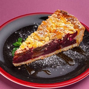Plum cake with crispy butter crumble