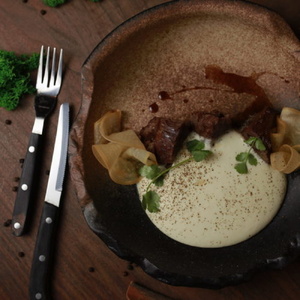 Beef cheeks with mashed potatoes and broccoli