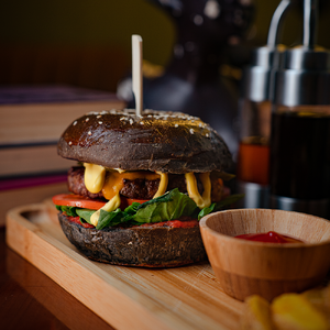 Marbled beef burger with remoulade sauce and jalapeno