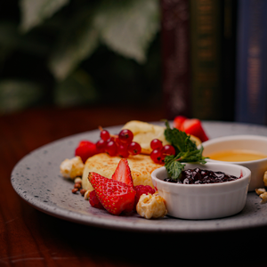 Cheesecakes with honey, jam and wild berries