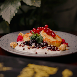 Cheesecakes with jam, yogurt and wild berries