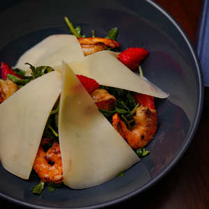 Salad with shrimps, arugula and ginger sauce