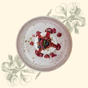 Pavlova with fresh berries