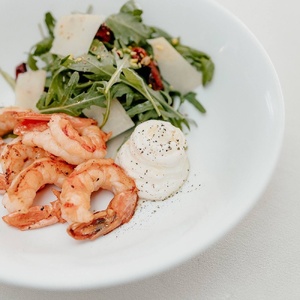 Shrimps with arugula and parmesan