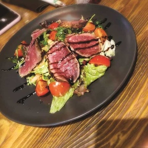 Salad with roast beef and potatoes