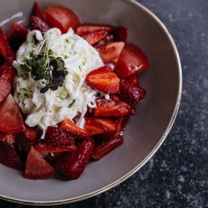 Salad with strawberries and stracciatella cheese