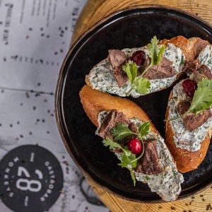 Bruschetta with beef cheeks and cranberry sauce