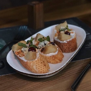 Bruschetta with baked pear and gorgonzola